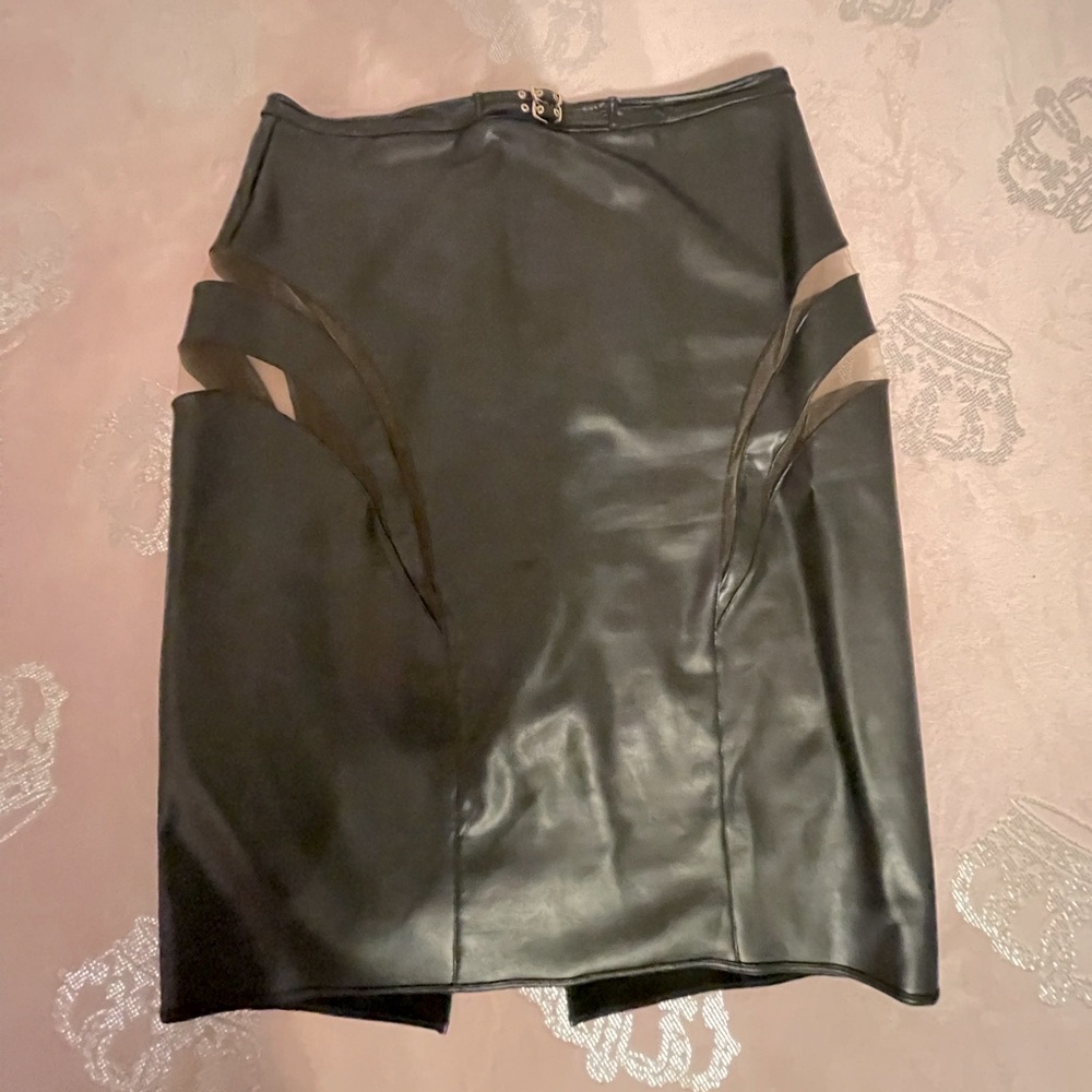 Black leather skirt with personality
